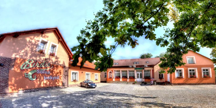 V případě, že dorazíte autem, zaparkujete zdarma přímo u penzionu. Dojet ale můžete i vlakem, třeba cesta z Prahy trvá jen hodinu. 