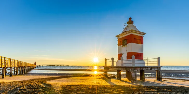Faro Rosso dokresľuje romantickú atmosféru Lignana. 