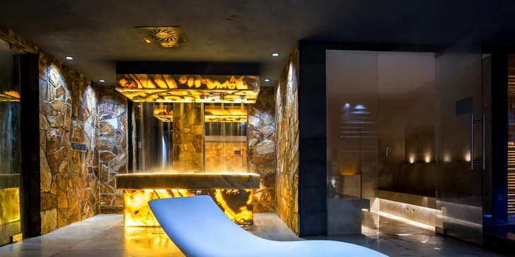 Součástí wellness zóny je vířivka i finská sauna.