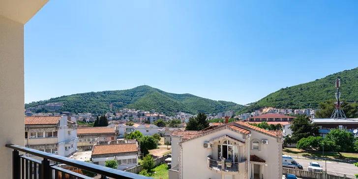 Každý apartmán má vlastní balkon. 