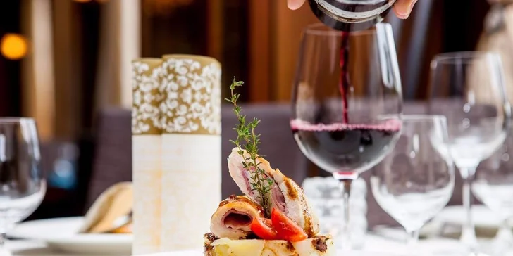 V hotelovej reštaurácii budú pre vás pripravené bohaté raňajky formou švédskych stolov a večere formou štedrého 3-chodového menu.