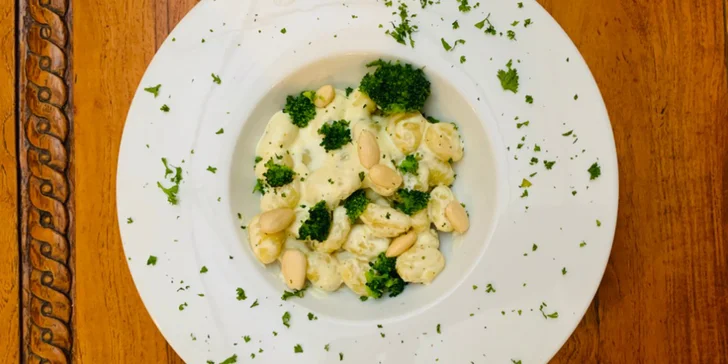 Dát si můžete gnocchi se smetanovou omáčkou s růžičkami brokolice a mandlemi. 