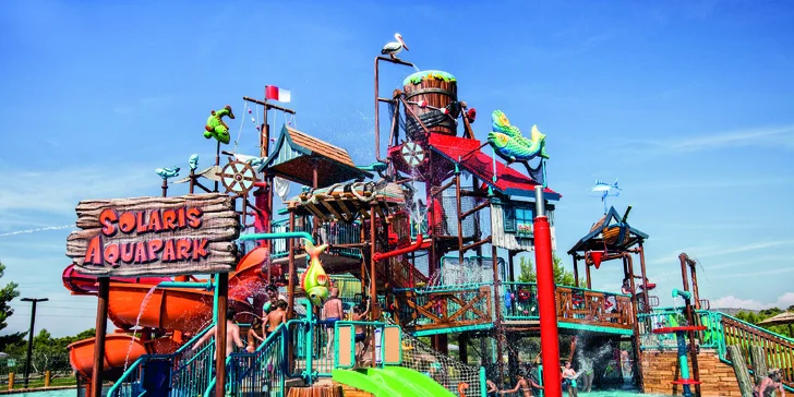 Hlavním lákadlem celého letoviska je Solaris aquapark.