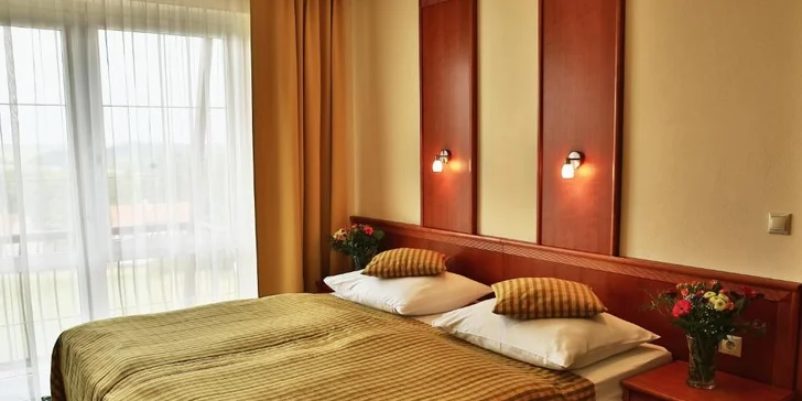 Dle zvolené varianty pro vás připraví dvoulůžkový pokoj nebo rodinný apartmán.