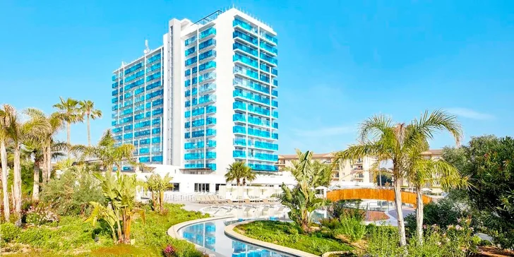 Hotel se nachází v klidnější části letoviska zhruba 500 metrů od písčité pláže s pozvolným vstupem do moře.