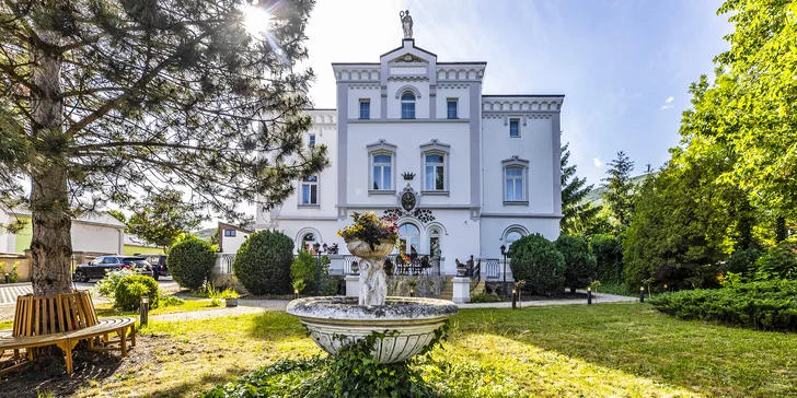 Novogotický zámeček nedaleko Litvínova: romantický pobyt se snídaní, pokoj s vířivkou