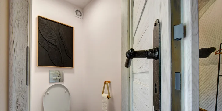 Nechýba vlastná kúpeľňa s WC a sprchou.