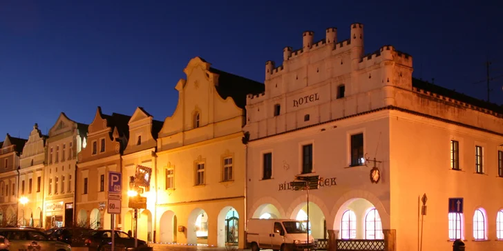 Hotel se nachází přímo na historickém náměstí.