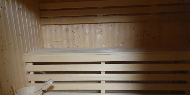 Nechybí finská sauna, ping-pongový a kulečníkový stůl a dětský koutek pro malé i větší děti. 