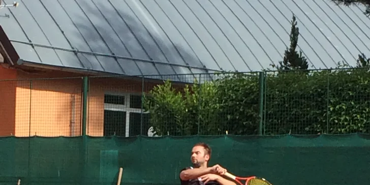 Tenis si zahrajete v hale v TK Mostkovicích nebo Hotelu Tennis Prostějov. V ceně voucheru je pronájem dvorce na 60 min.