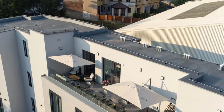 Některá studia nabídnou předzahrádku, jiné apartmány mají terasu nebo obývací prostor. 