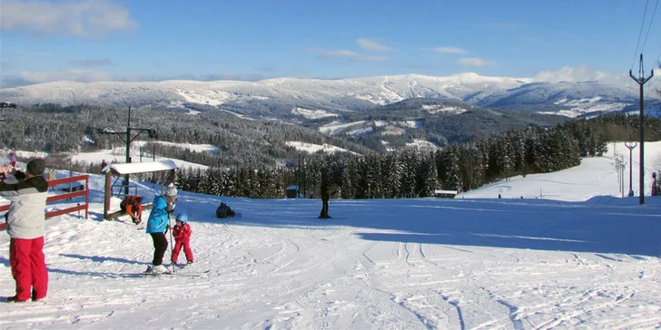 V zimě si sem zajeďte za pořádnou lyžovačkou (nedaleko jsou ski areály Šachty a Kamenec, hned u dvěří naskočíte na upravované okruhy pro běžkaře)...
