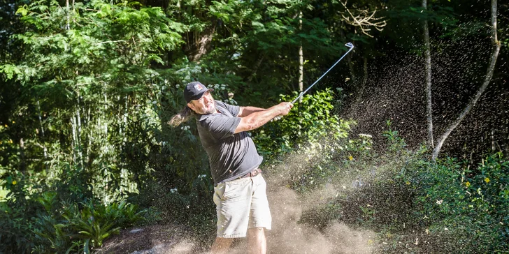 Zahrajte si golf v nádherných kulisách medzi plážou a pralesom.