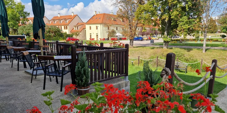 A k takové poctivé hospodské dobrotě přijde vhod i řízné pivko. V ceně máte půllitr, který si vyberete podle chuti: na čepu je Pilsner Urquell, Kozel, Radegast a nealko Birell, vždy tu mají i nějaký speciál.