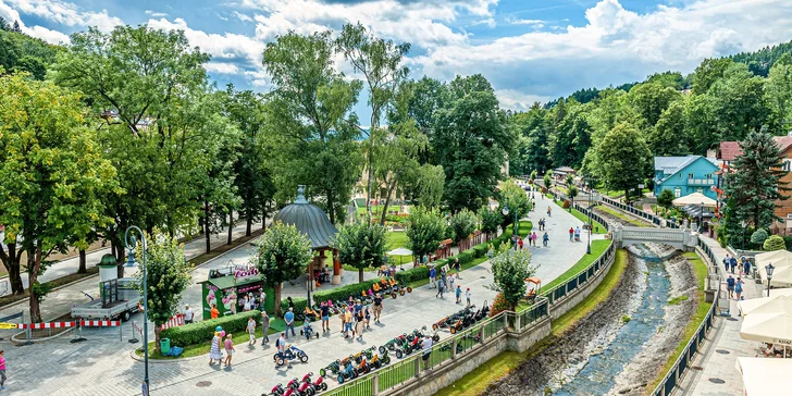 Hotel je úplně nový a sídlí hned u lázeňského parku v srdci města.
