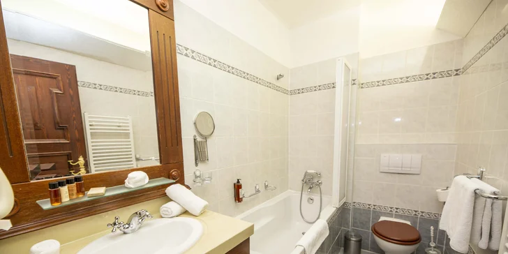 V izbách a apartmánoch Deluxe sú pripravené aj župany a papuče.