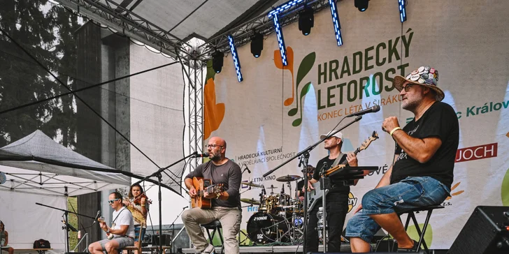 Návštěvníci se mohou těšit na příjemnou atmosféru letního večera, kvalitní hudbu i setkání s oblíbenými interprety. 