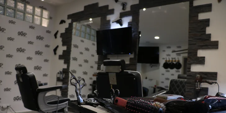 Pánové, užijte si svou chvilku v barber shopu: střih, úprava vousů, masáž hlavy i zábal na ruce