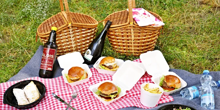 Vyrazte s přáteli do parku: piknik s miniburgery, dezertem i proseccem či pivem