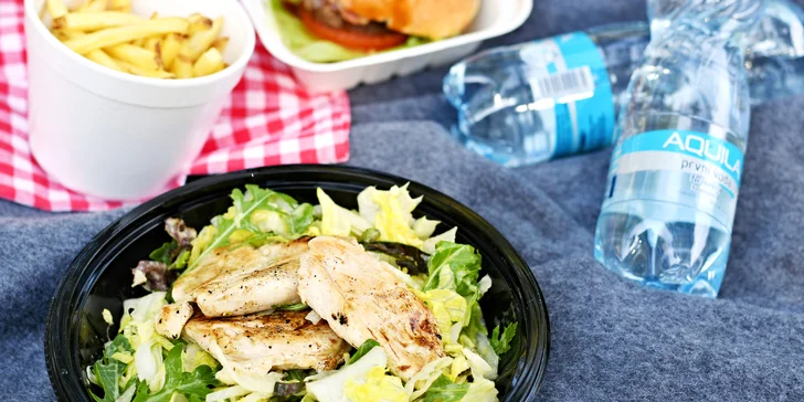 Vyrazte s přáteli do parku: piknik s miniburgery, dezertem i proseccem či pivem