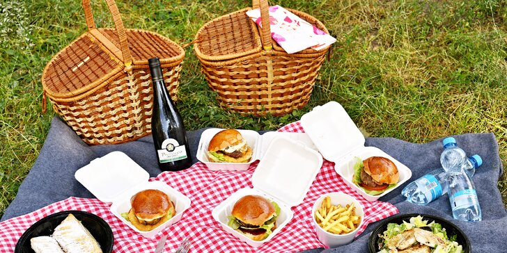 Vyrazte s přáteli do parku: piknik s miniburgery, dezertem i proseccem či pivem
