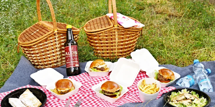 Vyrazte s přáteli do parku: piknik s miniburgery, dezertem i proseccem či pivem