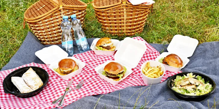 Vyrazte s přáteli do parku: piknik s miniburgery, dezertem i proseccem či pivem