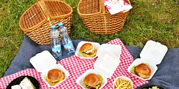 Vyrazte s přáteli do parku: piknik s miniburgery, dezertem i proseccem či pivem