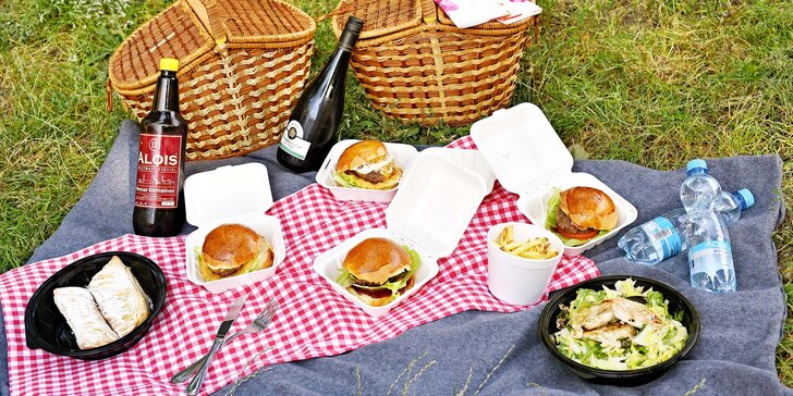 Vyrazte s přáteli do parku: piknik s miniburgery, dezertem i proseccem či pivem