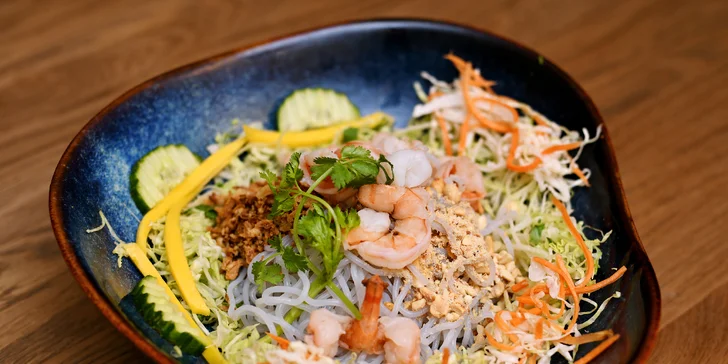 Jarní závitky i vietnamské miến trộn nudle nebo bún bò nam bộ pro 1 i 2 os.
