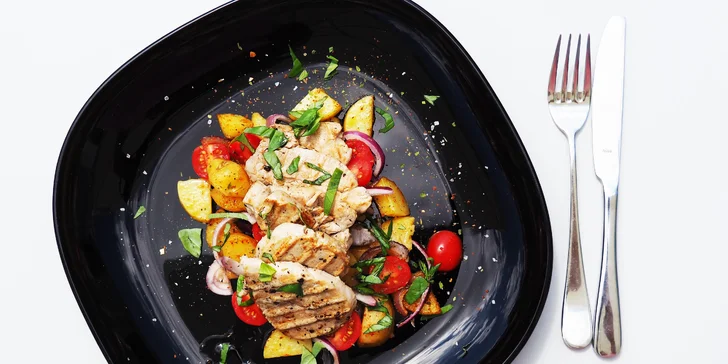 3chodové menu s výhledem na jezero: salát caprese, vepřová panenka a dezert dle nabídky