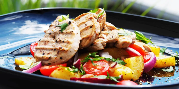 3chodové menu s výhledem na jezero: salát caprese, vepřová panenka a dezert dle nabídky