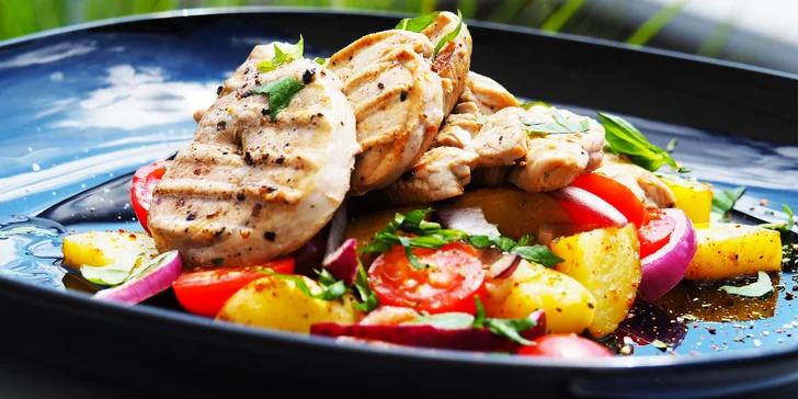 3chodové menu s výhledem na jezero: salát caprese, vepřová panenka a dezert dle nabídky