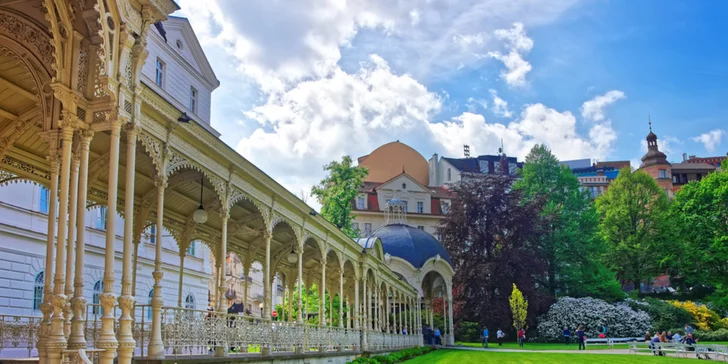 Elegantní hotel na kolonádě ve Varech: snídaně či polopenze a vstup do lázní