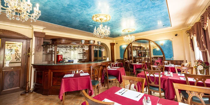 Romantický večer pro dva: sýrové fondue s přílohami a lahví bílého vína