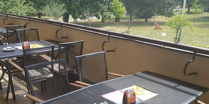 2 pizzy o průměru 32 cm podle výběru v pizzerii Honzík
