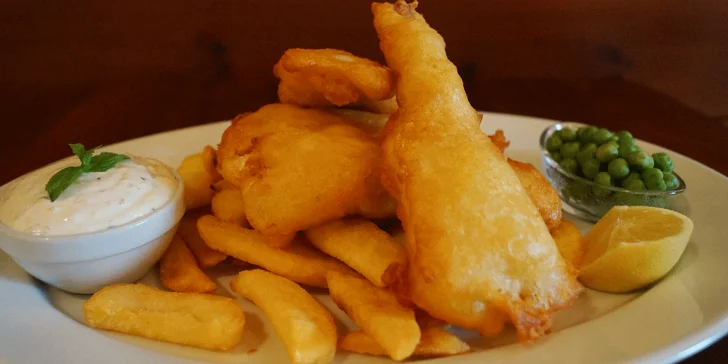 Porce tradičních fish & chips s tatarskou omáčkou a hráškem