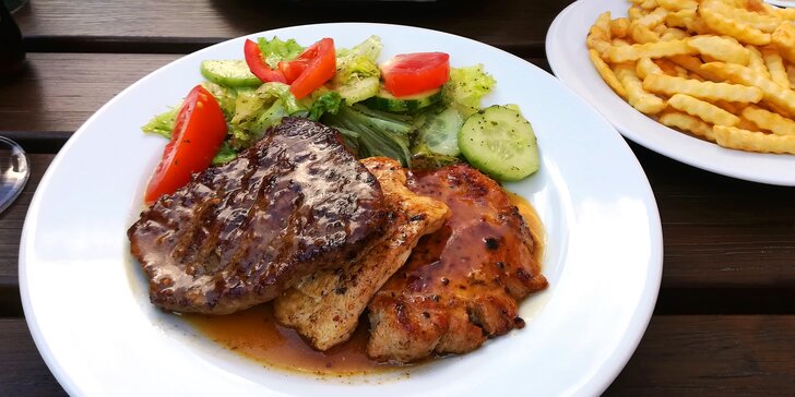 Šťavnatá hostina pro dva: 3 druhy steaků, salátová variace, hranolky i dezert