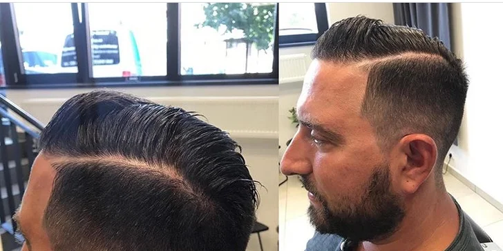 Pánský střih i úprava vousů se skleničkou whiskey v barber shopu