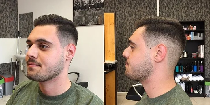 Pánský střih i úprava vousů se skleničkou whiskey v barber shopu