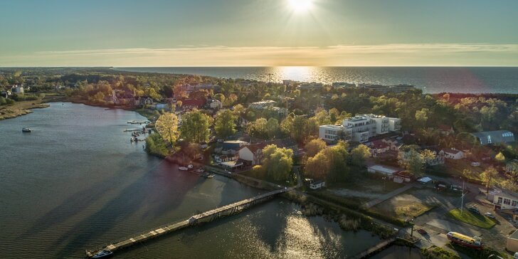 Luxusní pobyt u Baltu a jezera Jamno: hotel s bazénem a střešní terasou, snídaně nebo polopenze