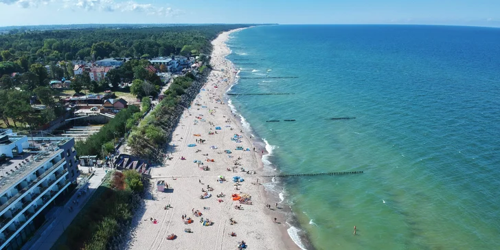 Luxusní pobyt u Baltu a jezera Jamno: hotel s bazénem a střešní terasou, snídaně nebo polopenze