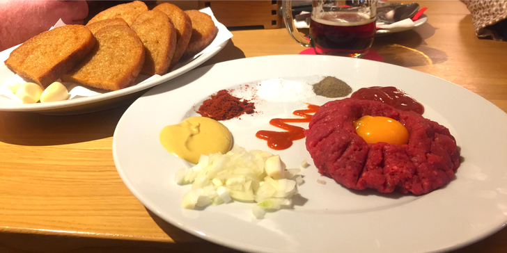 Pořádná porce masa: 200gramový tatarský biftek a topinky v pivnici Budvarka