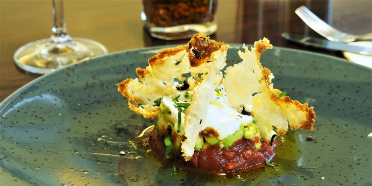 Lehké 3chodové menu pro dva: avokádový tartar, losos s gnocchi a sorbet