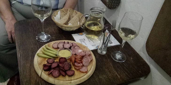 Vinotéka Malá Morava: džbánek vína a klobásové či sýrové prkénko pro 2 osoby