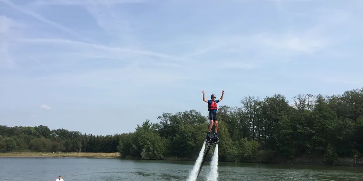 Flyboarding: let nad vodní hladinou pro 1 i pro 2 ve východních Čechách