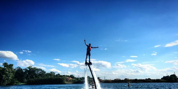 Flyboarding: let nad vodní hladinou pro 1 i pro 2 ve východních Čechách