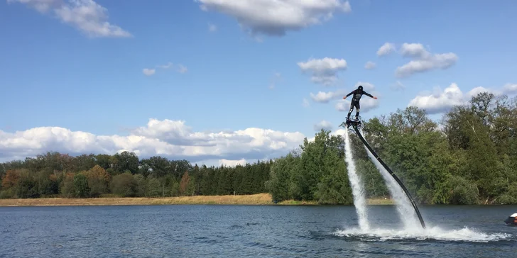 Flyboarding: let nad vodní hladinou pro 1 i pro 2 ve východních Čechách