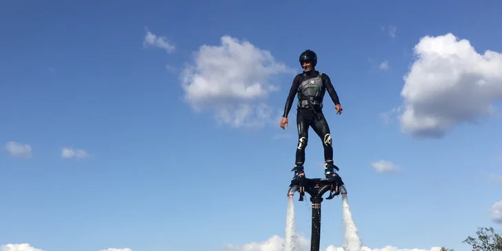 Flyboarding: let nad vodní hladinou pro 1 i pro 2 ve východních Čechách