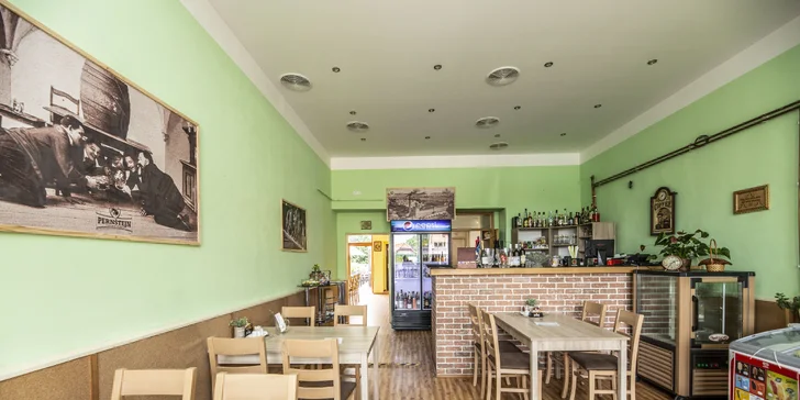 Bašta pro dva: burger s mletým hovězím či vepřovým trhaným masem, hranolky a coleslaw